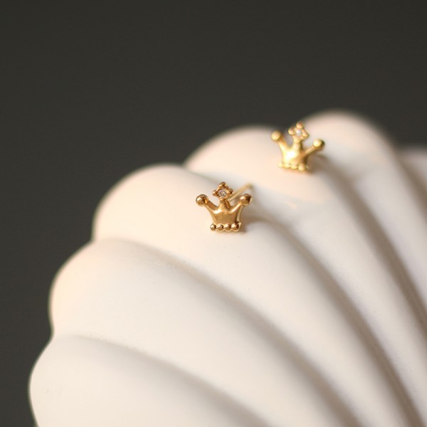 Mini petite princess small crown stud earrings 