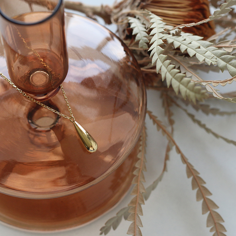 You don’t need to pick up The Simple Water Drop Tear Necklace In The Bath 