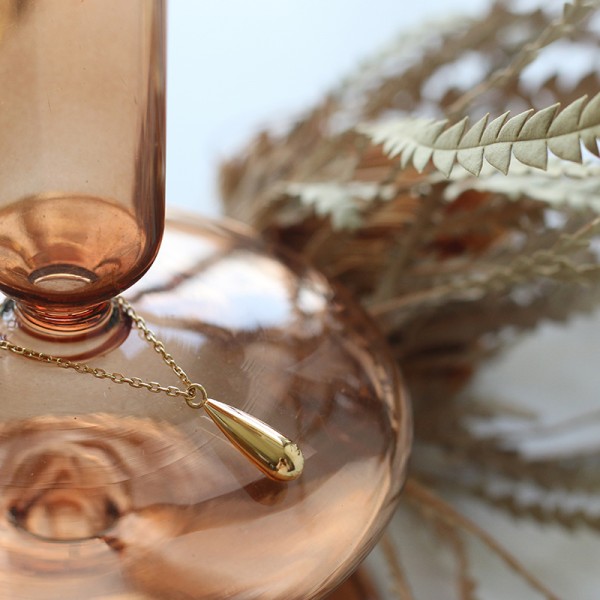 You don’t need to pick up The Simple Water Drop Tear Necklace In The Bath