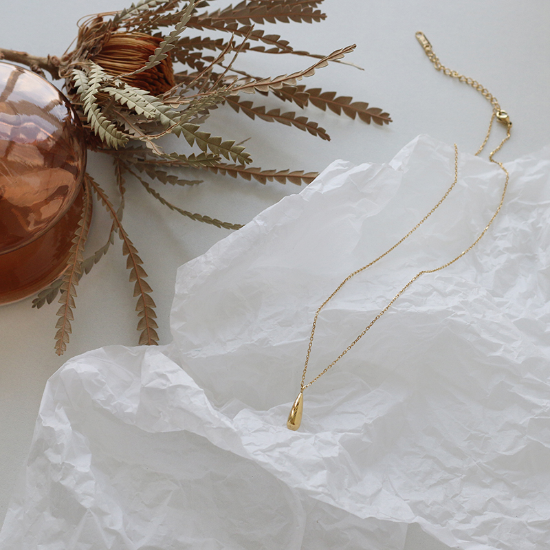 You don’t need to pick up The Simple Water Drop Tear Necklace In The Bath 