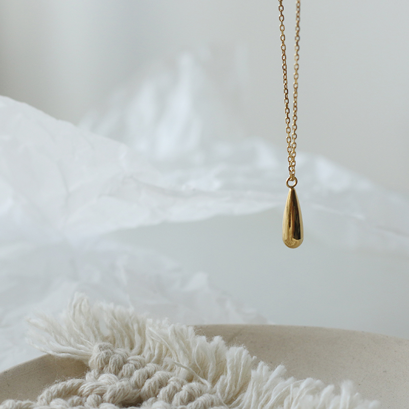 You don’t need to pick up The Simple Water Drop Tear Necklace In The Bath 