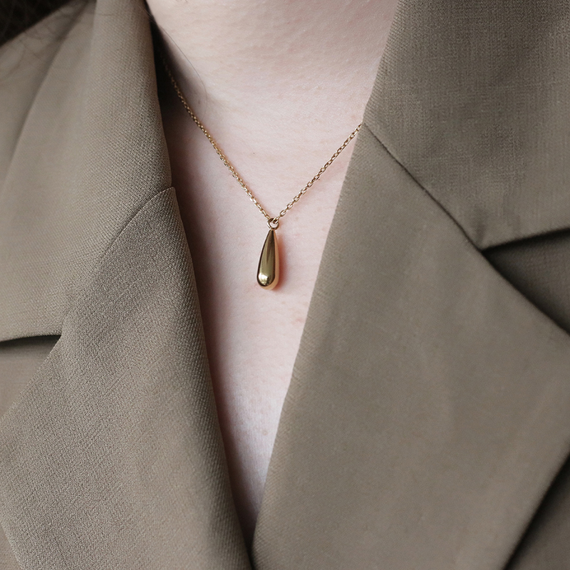 You don’t need to pick up The Simple Water Drop Tear Necklace In The Bath 