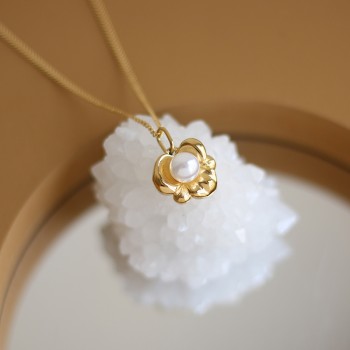 Pearl Puff Flower Three-dimensional Casting Necklace 