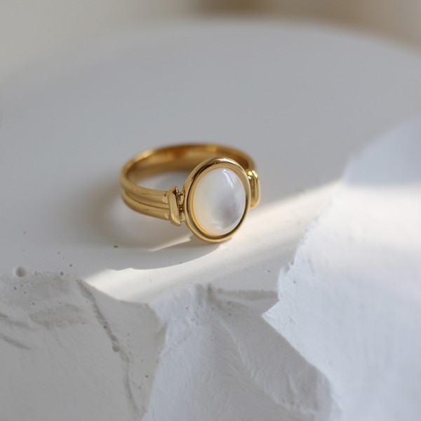 Camber White Shell Mother-of-pearl Oval Ring 