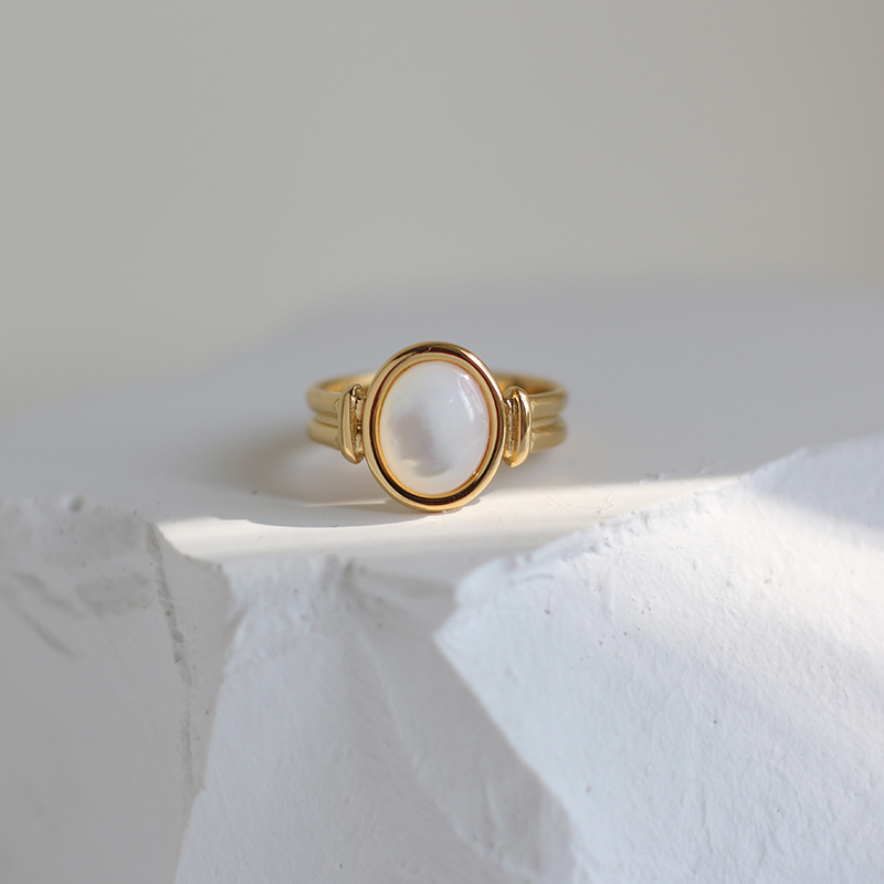 Camber White Shell Mother-of-pearl Oval Ring  