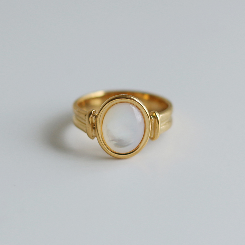 Camber White Shell Mother-of-pearl Oval Ring  