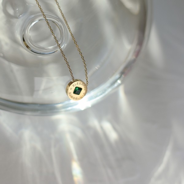 English Round Diamond Emerald Green Letter Elegant Copper Coin Green Diamond Necklace Clavicle Chain 